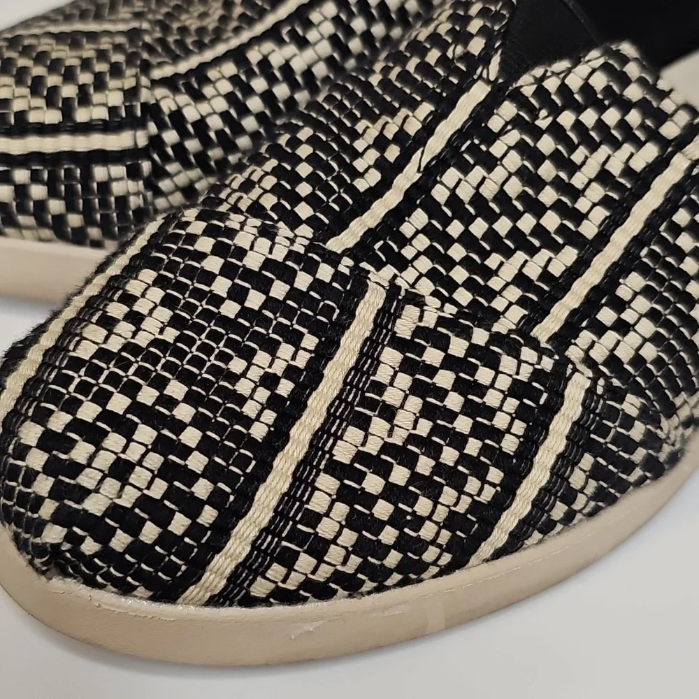 TOMS Women's‎ Black and Cream Patterned Loafers